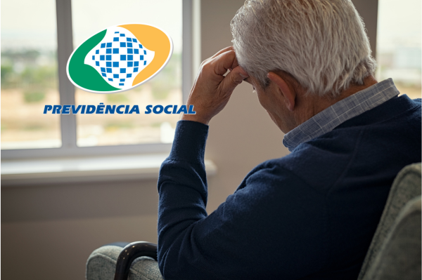 Aposentado segurando extrato com desconto indevido do INSS